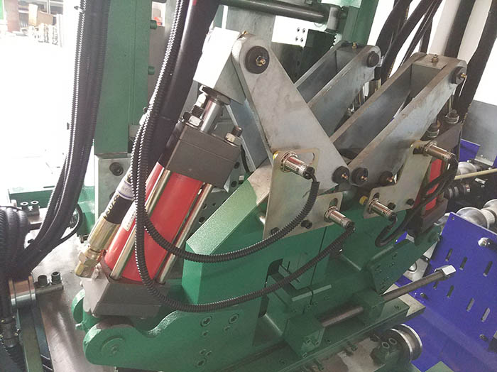  全自動C/Z型鋼一體機又叫C/Z互換壓型機,C、Z互換檁條機，是將C型機和Z型機合二為一的壓瓦機設備，為用戶提供的可通過PLC電腦控制在短時間內(nèi)實現(xiàn)C/Z兩種型號各種規(guī)格檁條互換生產(chǎn)的高自動化檁條成型設備。正創(chuàng)品牌全自動C、Z互換檁條機生產(chǎn)過程完全自動控制，換規(guī)格時無須更換成型輥，徹底改變了使用C、Z兩種不同設備分別加工C、Z型兩種不同檁條的歷史，為用戶節(jié)省了大量的投資成本與場地空間。    C/Z互換檁條機產(chǎn)品亮點： 1、生產(chǎn)的C型檁條平直度好，具有良好的抗壓抗彎能力； 2、生產(chǎn)的Z型檁條可反向搭接安裝，連接點安裝強度加大； 3、全自動電控系統(tǒng)設有報錯裝置，確保生產(chǎn)線的安全穩(wěn)定； 4、驅動采用減速電機加變頻控制，速度控制，定長、定位準確可靠； 5、可以輥壓CZ兩種不同型材，節(jié)約了用戶的購買成本和場地空間； 6、無須更換成型輥便可實現(xiàn)兩種型號型材的轉換，速度快、效率高。  正創(chuàng)C、Z互換檁條機由導向、矯平裝置、2臺液壓沖孔裝置、液壓切斷裝置、電控系統(tǒng)、液壓系統(tǒng)等組成。該設備通過三個減速機，經(jīng)鏈輪齒輪固定轉動固定軸，實現(xiàn)不同型號檁條的互換，可通過手工旋轉固定旋轉板來實現(xiàn)C/Z互換，檁條輸入的長度、縱向孔距、數(shù)量等參數(shù)，設備即可進行自動沖孔、切斷、成型。全自動C/Z型檁條機具有運行穩(wěn)定可靠，沖壓孔精密度高，產(chǎn)量高，為廣大用戶帶來使用的便捷。  選型建議： 正創(chuàng)全自動C/Z型鋼一體機整機外形美觀、生產(chǎn)效率高，生產(chǎn)速度達到20m/min，其他常規(guī)參數(shù)有：成型輥道數(shù)為12道、機組*大切斷寬度300mm、*大剪切厚度3mm，如有特殊需求，建議您隨時撥打正創(chuàng)服務熱線：138-6180-1880，公司專業(yè)技術人員將會根據(jù)您的要求提供給您*為滿意的答復。  全自動C Z型鋼參數(shù)：